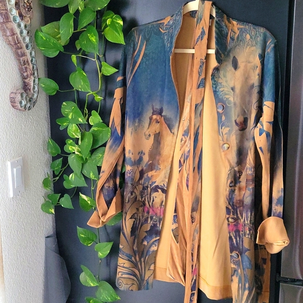 Very pretty shirt by Fantazia, sz M, in a mix of colors from camel to blues.